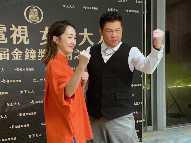 巴钰（左起）、曾国城纬来《女王大人》摃龟，2人勉励再接再厉。（林奕如摄）