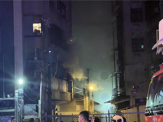 台中市中区公园路1栋7层楼RC建物19日凌晨发生火警，台中市消防局出动15车、58人前往救援。（民眾提供／冯惠宜台中传真）