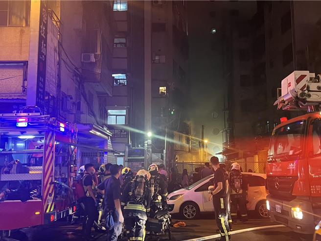 台中市中区公园路1栋7层楼RC建物19日凌晨发生火警，台中市消防局出动15车、58人前往救援。（民眾提供／冯惠宜台中传真）