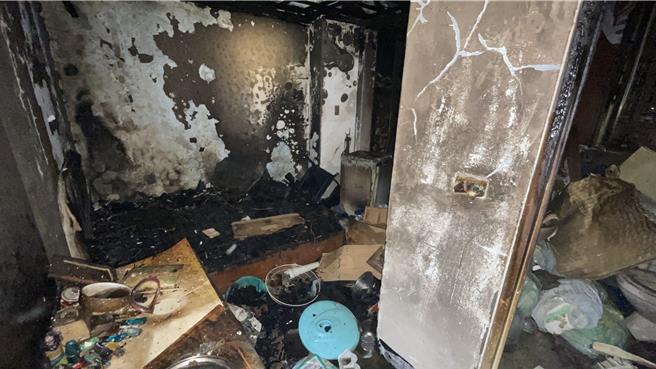 台中市中区公园路1栋7层楼RC建物19日凌晨发生火警，台中市消防局出动15车、58人前往救援。（民眾提供／冯惠宜台中传真）