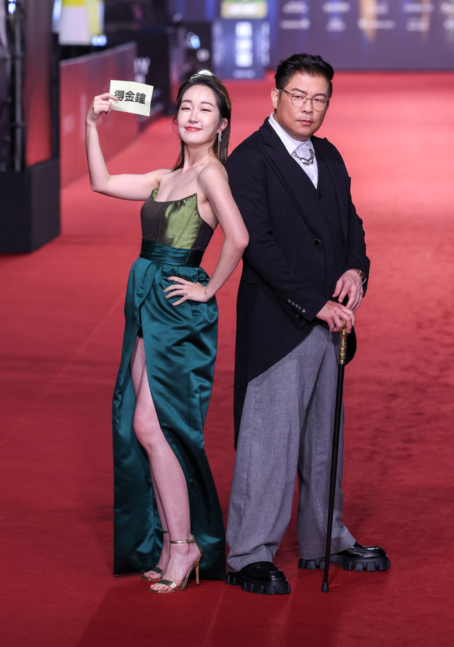 红毯上抽籤得金钟却杠龟。（图／陈俊吉、罗永铭、杜宜谙摄）