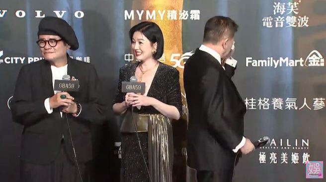 澎恰恰忍不住背过身拭泪。（图／中时新闻网娱乐YT）