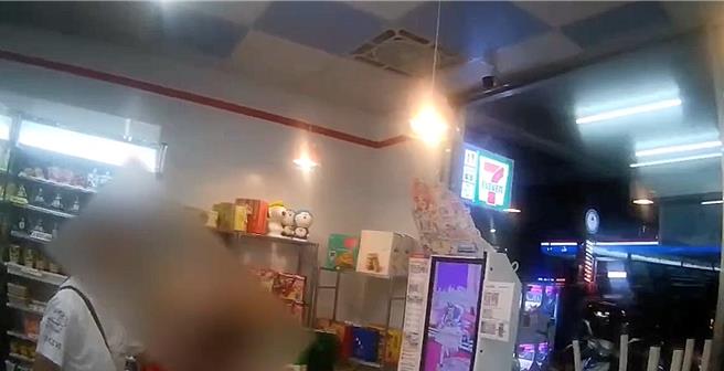 台中北区北屯路上1间超商19日凌晨发生打架滋事事件，警方一查，竟是未成年少年和母男友起口角打架。（民眾提供／冯惠宜台中传真）