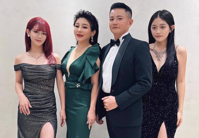 王彩樺帶著老公、2愛女到金鐘獎助陣，最後仍無緣敲鐘。（J2 Plus婚紗攝影提供）