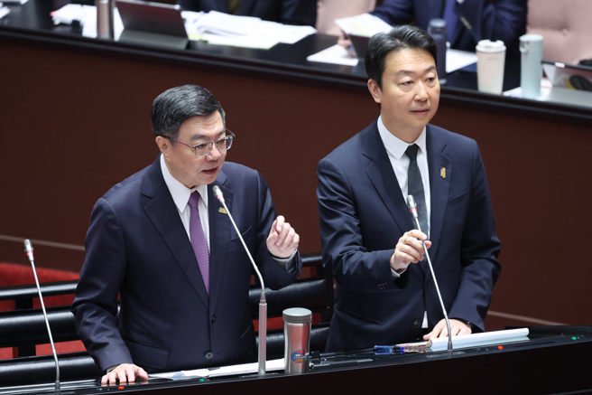 行政院长卓荣泰（左）与交通部长陈世凯（右）在立法院答询。（资料照／姚志平摄）