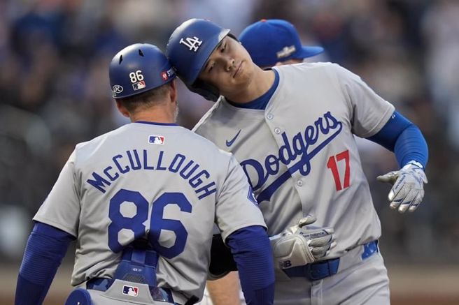 道奇大谷翔平(右)首打席安打。（美联社）