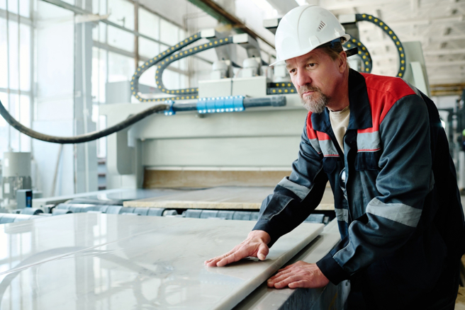 工人因病退出职场，即使劳保中断多年，仍然可以请领老年给付。（示意图/达志影像/shutterstock）