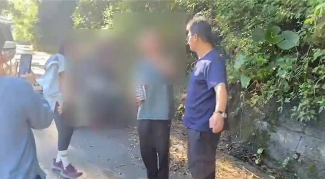 该登山客借用他人手机致电到消防分队表示人意识清醒，消防人员已于8时15分与这名年约41岁的登山客会合。（高雄市消防局提供／林雅惠传真）