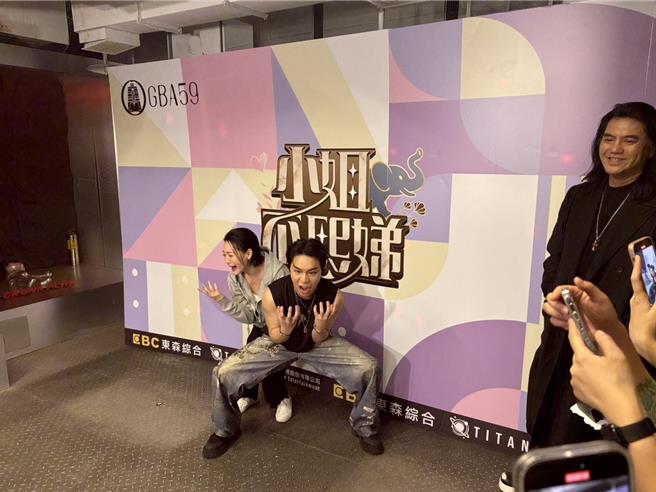 小S（左）与派翠克（中）与金钟奖擦身而过，18日庆功宴上搞笑地「仰天长啸」表达心情。（图／杜欣颖）