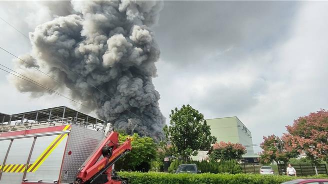 苗栗县头份市华夏塑胶公司上午9点28分左右发生大火，苗栗县消防局据报出动大批警义消前往救援。(读者提供)