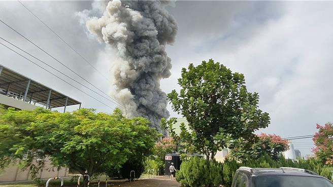 苗栗县头份市华夏塑胶公司上午9点28分左右发生大火，苗栗县消防局据报出动大批警义消前往救援。(读者提供)