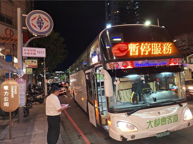 国道1号北上往基隆方向八堵段18日晚间5时惊传客运火烧车意外，一名女学生先行离开，有善心驾驶载她返家。（基隆市政府提供／徐佑升基隆传真）