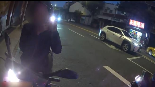 63歲蘇姓男子攜帶一級毒品海洛因，本月12日騎車行經新北市樹林區時因安全帽沒戴好被攔查，他心虛丟棄毒品，卻被員警發現送辦。（翻攝畫面）