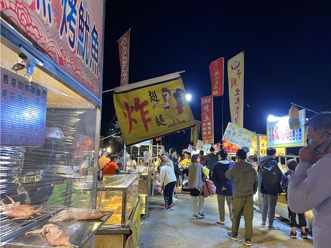 新竹市慈雲路夜市位於東區立鵬路、龍山西路交叉口，雖規模不大，但因臨近竹科，每逢周二、五吸引不少民眾前來逛夜市。（王惠慧攝）