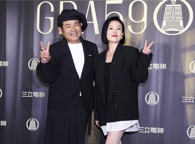 許效舜（左）、苗可麗奪下綜藝節目主持人獎。（陳俊吉攝）