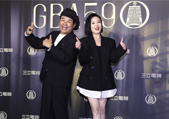 許效舜（左）、苗可麗開心慶功。（陳俊吉攝）