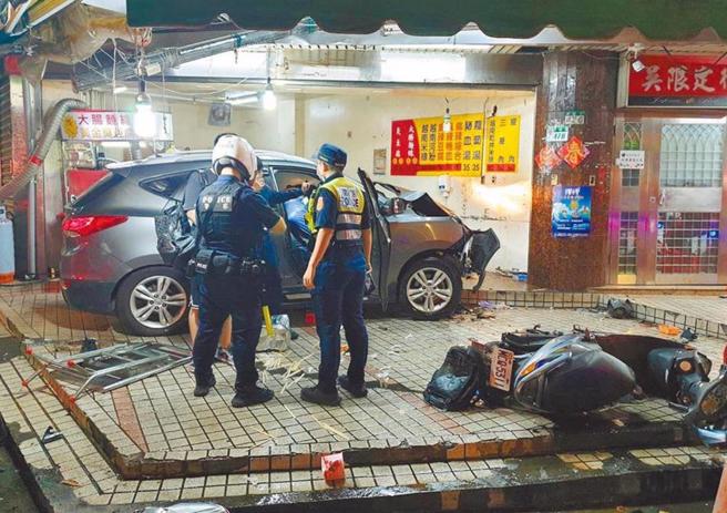 北市15歲曾姓少年17日晚間無照駕駛祖父的休旅車外出，疑似因車速過快，失控衝入東湖市場的臭豆腐店，包括1名騎士及在騎樓用餐的2名客人被撞身亡，另2名女店員燙傷。（本報資料照）