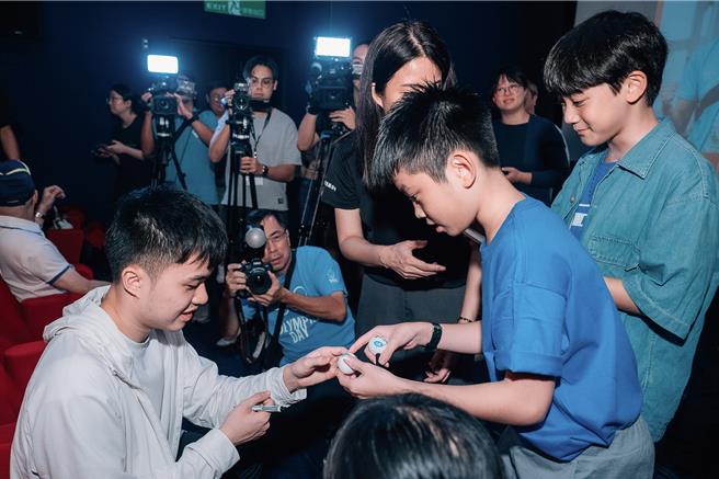 桌球選手林昀儒（左）18日現身《乒乓男孩》包場活動。（圖／華納兄弟提供）