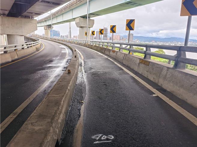 為改善新北大橋機車道(板橋往三重方向)鋪面品質，養工處將於10月21日至23日晚間10時至翌日清晨6時，辦理道路銑鋪工程。（新北市工務局提供）