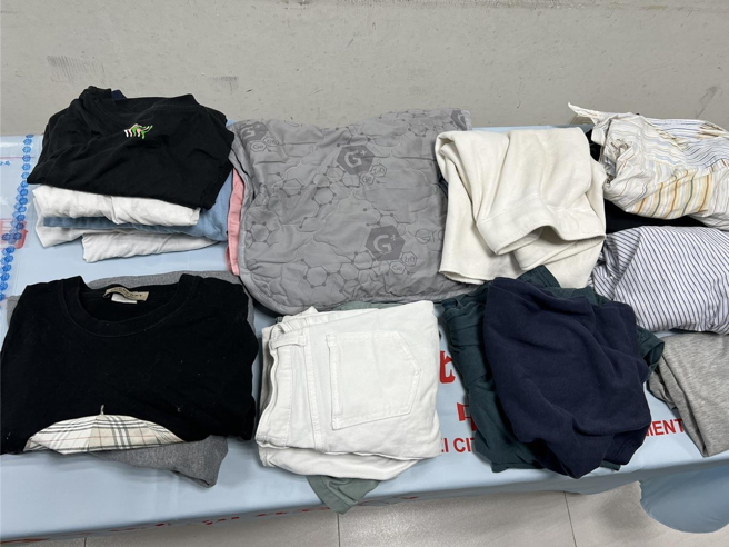 警方查获到被害人遭窃的衣物，及海洛因等毒品。（翻摄照片／林郁平台北传真）