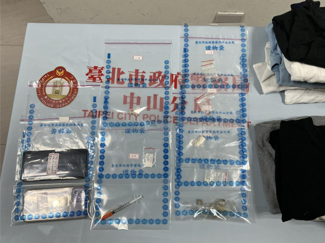 警方查获到被害人遭窃的衣物，及海洛因等毒品。（翻摄照片／林郁平台北传真）