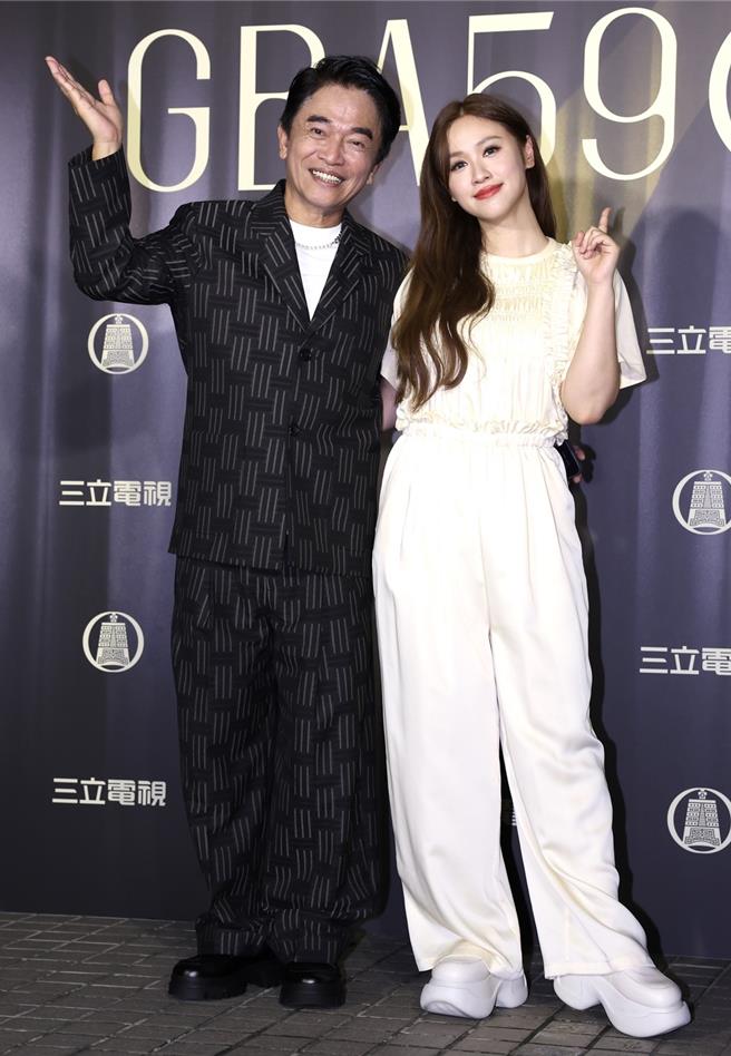 吴宗宪（左）对女儿吴姗儒的主持给予高度评价。（陈俊吉摄）