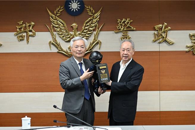 警政署长张荣兴感谢黄主文24年来对警消的照护。（翻摄照片／林郁平台北传真）