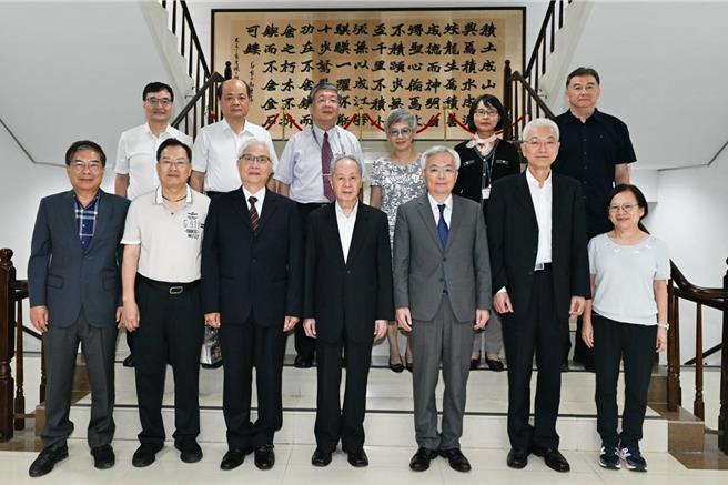 警政署长张荣兴感谢黄主文24年来对警消的照护。（翻摄照片／林郁平台北传真）