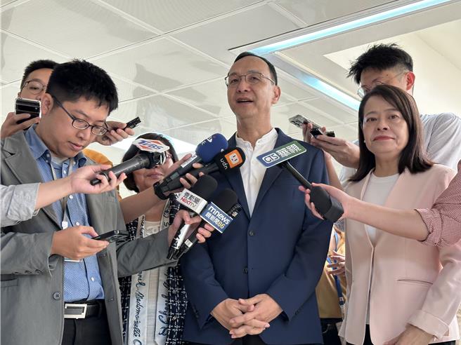 针对行政院长卓荣泰喊出原民禁伐补偿不排除声请释宪，国民党主席朱立伦19日则批评，不要把宪法法庭当作民进党开的，这对宪法法庭也是很大伤害，并喊话卓荣泰「不要再硬凹了」。（丁上程摄）