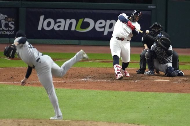 守护者奈勒击出二垒打。（美联社）