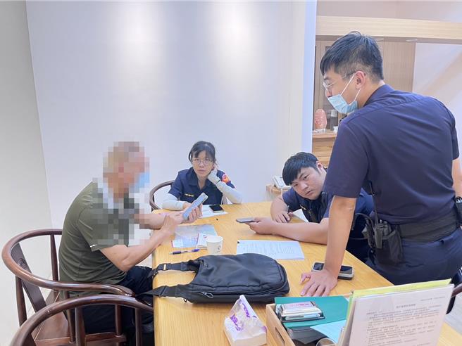 陳男欲匯款美金40萬8000元投資港股，其所提供相關投資契約證明有異，為免陳男受騙，員警極力勸說阻詐。（民眾提供／葉靜美彰化傳真）