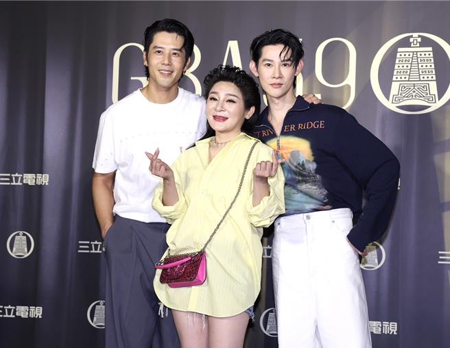 胡宇威（左起）、王彩桦、夏和熙昨一同出席庆功宴。（陈俊吉摄）