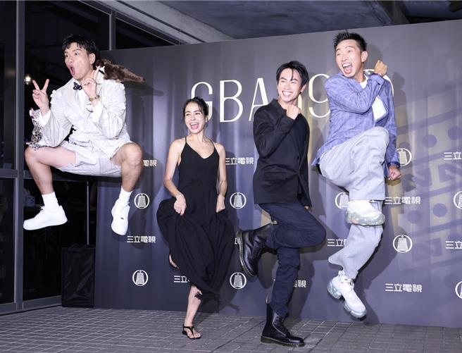 八弟（左起）、雷艾美、黄仕杰、Max开心庆功。（陈俊吉摄）