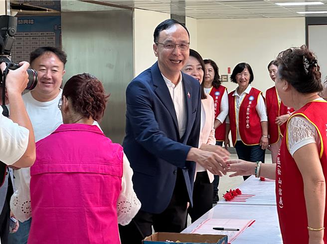 針對國民黨立委拋出提高大法官釋憲判決門檻，國民黨主席朱立倫19日受訪時也表達認同。（丁上程攝）