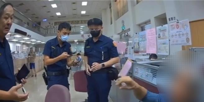 高雄一名老翁陷入投資詐騙陷阱，欲提領價值高達1400萬金條交付投資，被機警行員察覺有異通報警方到場處置。（警方提供／任義宇高雄傳真）