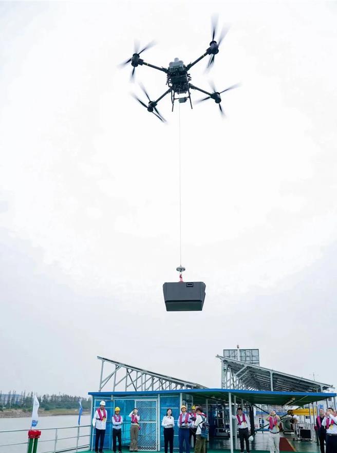 大陆首个碳中和水上服务区正式投运，打篮球、收快递统统不耽误。（中国交通报）