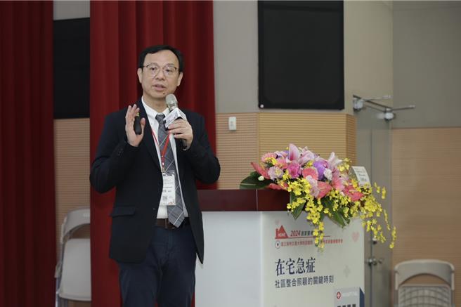 「在宅急症－社區整合照顧的關鍵時刻」居家醫療研討會19日在宜蘭大學舉行，健保署長石崇良表示，在宅急症照護減輕健保負擔，也降低長者交叉感染等風險，明年會擴大試辦。（國立陽明交通大學附設醫院提供）