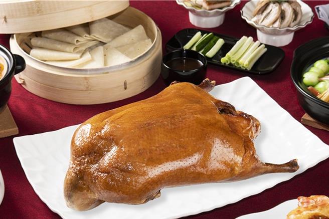 「凱華樓」中華料理的「黃袍北京烤鴨」，一鴨三吃旅展優惠價2580元，比原價便宜1028元，折扣約72折。（圖／JR東日本大飯店台北）