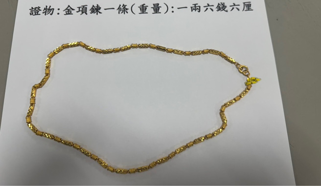 男子佯装是顾客抢走金项炼，才逃到银楼门口就被逮捕。（翻摄画面）