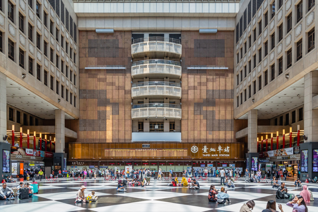 台北车站1楼大厅经常举办活动，也有不少人会席地而坐。（示意图，shutterstock／达志）