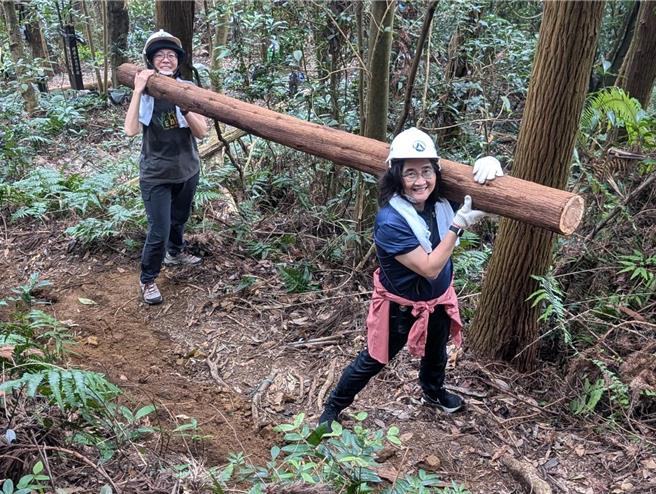 大家就地取材運用現地材料，為解決步道上樹根裸露的問題，最後決議以友善環境工法處理，打造成自然、安全且平緩之步道。（林業署台中分署提供／張妍溱台中傳真）