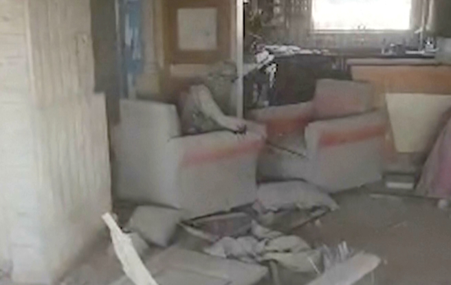 以色列國防軍提供的錄影截圖顯示，巴勒斯坦武裝組織「哈瑪斯」（Hamas）領袖辛瓦（Yahya Sinwar）16日坐在加薩走廊拉法殘破的建築內。（美聯社）