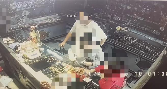 郭姓嫌犯赤手空拳，穿着白色T恤、短裤与拖鞋，19日上午10时许到台南市南区一家金饰店，当着老板面行抢金饰。（读者提供／程炳璋台南传真）