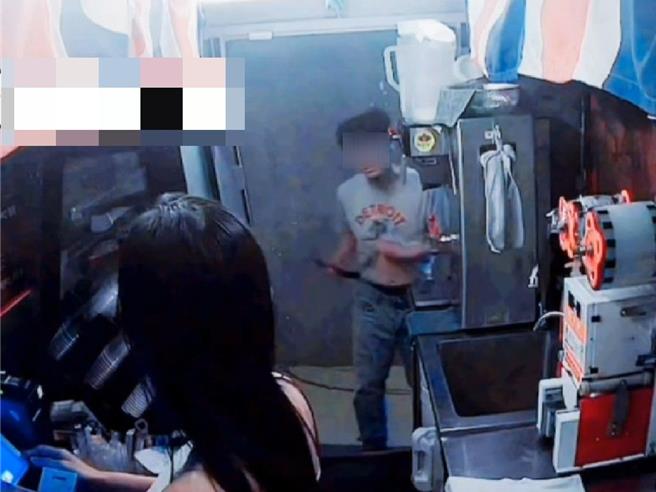 老闆娘雖遭怪男猥褻，仍淡定應對繼續結帳。（翻攝畫面／任義宇高雄傳真）