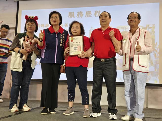 新北市社會局長李美珍（右四）19日頒發感謝狀給榮退的寄養家庭。（新北市社會局提供）