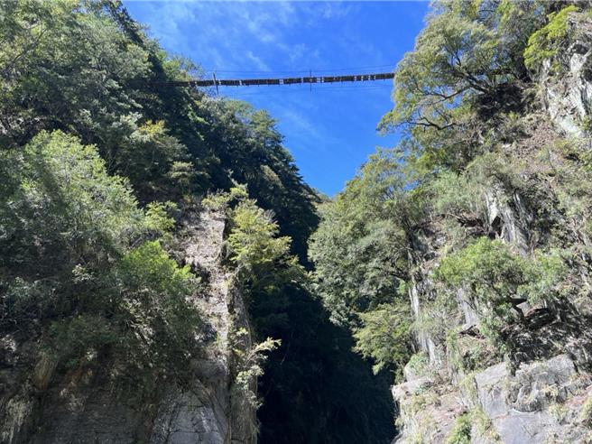 南三段無雙吊橋地勢險峻，謝姓女山友失足墜落溪谷傷重不治。（南投縣消防局提供／馮惠宜南投傳真）