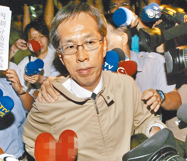 因涉及国务机要费洗钱案逃亡海外的前新光医院副院长黄芳彦，在美国身亡。图为当年他接受检调约谈的画面。（本报资料照片）