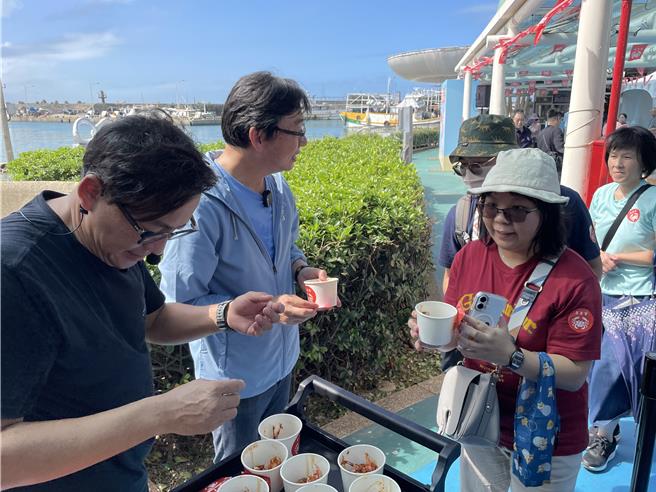 许多民眾排队品嚐詹姆士亲手烹制的限定万里蟹料理。（吕健豪摄）