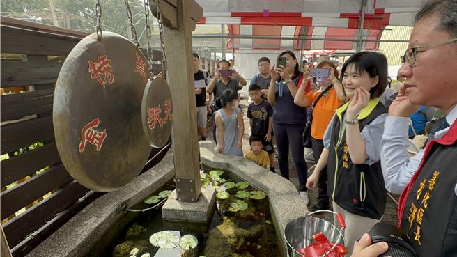 善化區公所今（19）日在善化火車站北高架橋下的沈光文紀念碑，舉辦禮敬、種菊祈福活動。（讀者提供／張毓翎台南傳真）