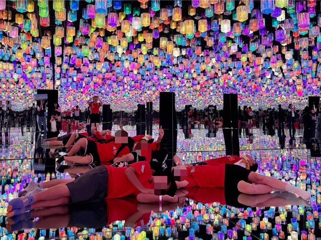 元大金控暨元大文教基金会19日举办元大幸福日，邀请台中、彰化4学校近百名经济弱势或偏远地区的孩子到大里异想新乐园游玩，感受沉浸式光影及光雕互动等科技艺术带来的美感体验。（元大金控提供／潘虹恩台中传真）